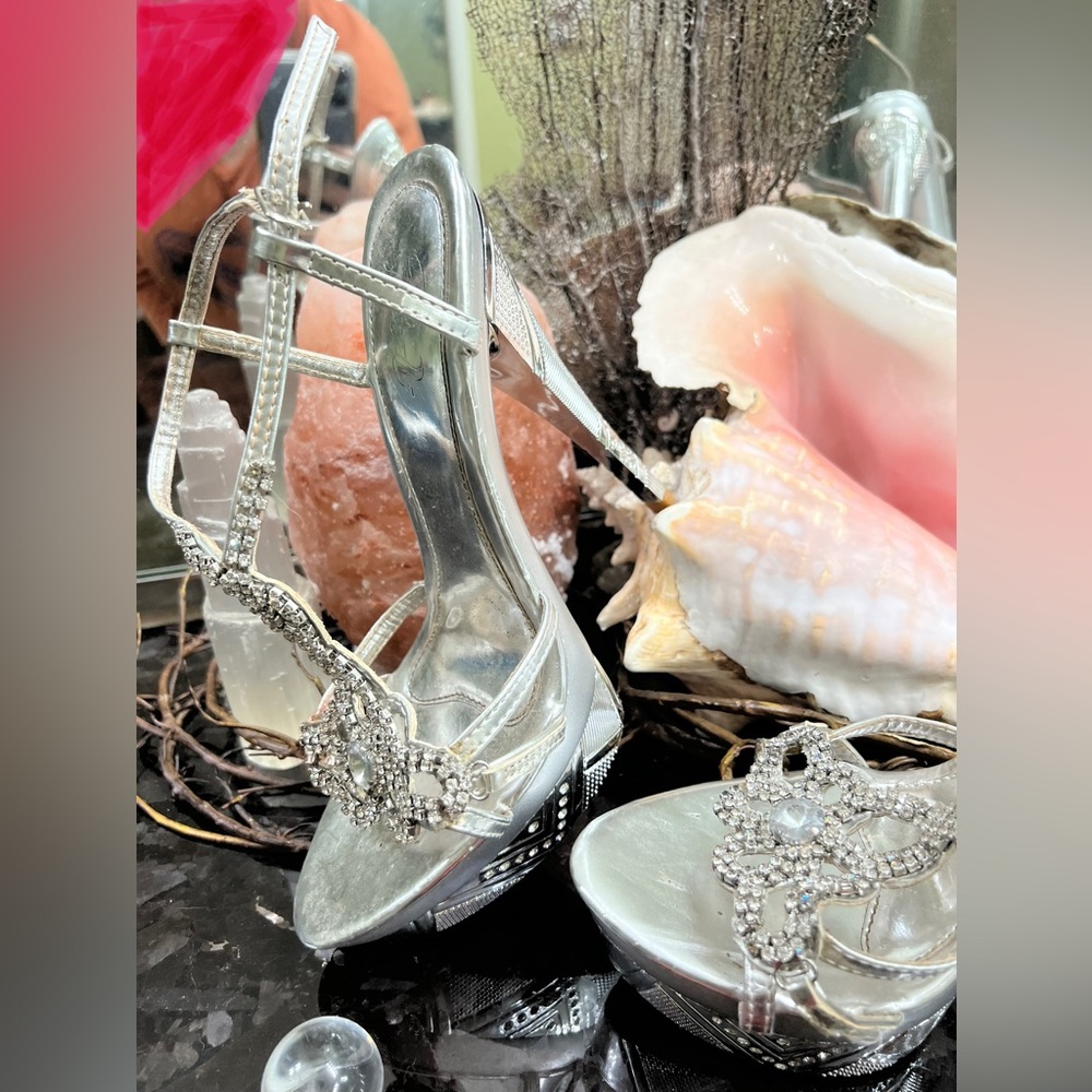 Rosette/Silver with Rhinestone Heels/Size 8 / Fair Condition